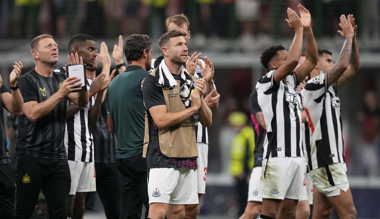 Para pemain Newcastle United memberi aplaus kepada para penonton setelah berakhirnya laga matchday pertama Grup F Liga Champions 2023/2024 menghadapi AC Milan di San Siro Stadium, Milan, Rabu (20/9/2023) dini hari WIB. (AP Photo/Antonio Calanni)