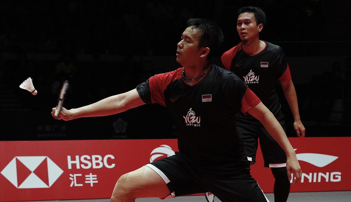 Ganda putra Indonesia, Mohammad Ahsan / Hendra Setiawan, saat melawan ganda Jepang, Hiroyuki Endo / Yuta Watanabe, pada BWF World Tour di Tianhe Sports Center, Guangzhou, Minggu (15/12/2019). Ahsan / Hendra menang 24-22 dan 21-19. (AP/Andy Wong)