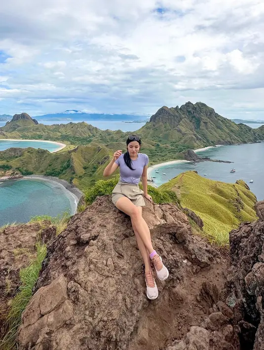 Kali ini, Tiffany berpose di sebuah bukit mengenakan outfit kasual. Ia berpose duduk di atas bebatuan bukit mengenakan kaus lengan pendek berwarna ungu muda yang lembut, dengan rok-celana cokelat muda. Foto: Instagram.