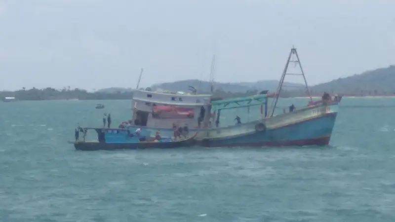 KKP Tenggelamkan 10 Kapal Berbendera Vietnam dan Malaysia di Perairan Air Raja, Galang Batam pada Rabu (3/3/2021). (Foto: Liputan6.com/Dok. KKP)