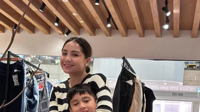 Potret Nagita Slavina dan Rafathar ke Mall Pakai Outfit Serasi. (instagram/raffinagita1717)