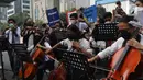 Penampilan orkestra saat aksi seruan damai di depan Kedutaan Besar Federasi Rusia, Jakarta, Rabu (30/3/2022). Aksi tersebut mengangkat tema "Setangkai Kembang dan Satu Nyanyian" dengan membawakan lagu Rayuan Pulau Kelapa versi bahasa Rusia. (Liputan6.com/Herman Zakharia)