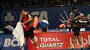 Jonatan Christie (kanan)  dan Lin Dan saat meninggalkan lapangan usai menang berlaga pada Indonesia Open 2016 di Istora Senayan, Jakarta, Kamis (2/6/2016). (Bola.com/Nicklas Hanoatubun)