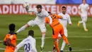 Pemain Real Madrid, Nacho, berebut bola dengan pemain Valencia, Maxi Gomez, pada laga Liga Spanyol di Stadion Alfredo Di Stefano, Minggu (14/2/2021). Real Madrid menang dengan skor 2-0. (AP/Manu Fernandez)