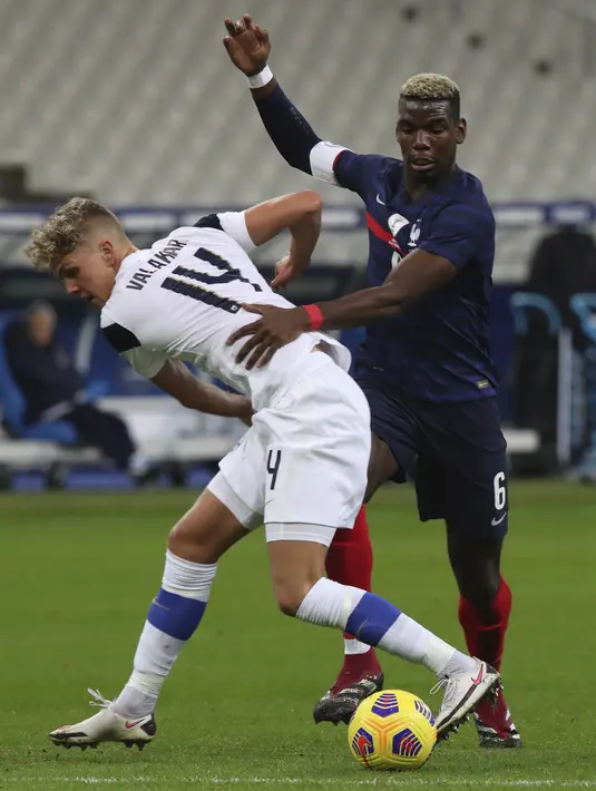 Gelandang Finlandia, Onni Valakari berebut bola dengan gelandang Prancis, Paul Pogba dalam laga persahabatan internasional di Stade de France, Saint-Denis, Kamis (12/11) WIB. Timnas Finlandia mencetak kemenangan bersejarah atas tuan rumah Prancis dengan skor 2-0. (AP Photo/Michel Euler)
