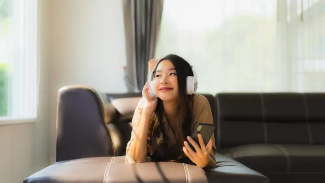 wanita juli headphone