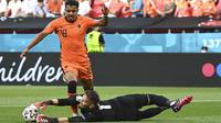 Pemain Timnas Belanda, Donyell Malen (kiri) berebut bola dengan kiper Republik Ceska Tomas Vaclik pada pertandingan babak 16 besar Piala Eropa 2020 antara Belanda melawan Republik Ceska di Puskas Arena, Hongaria, Minggu, (27/6/2021). (Foto: AP/Pool/Attila Kisbenedek)