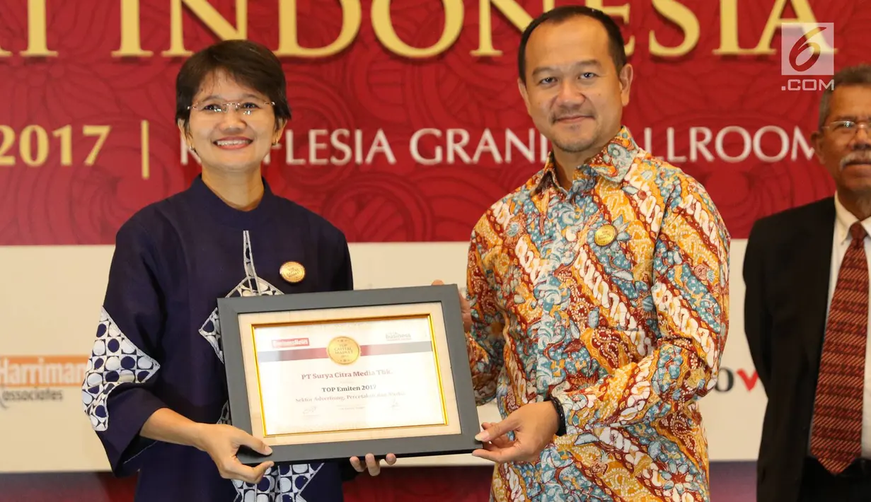 Head of Corporate Communication SCMA, Irnawati W Kahardja, menerima piagam penghargaan dari Direktur Pengembangan PT Bursa Efek Indonesia (BEI) Nicky Hogan dalam acara Top Capital Market 2017 di Jakarta, Jumat (10/11). (Liputan6.com/Immanuel Antonius)