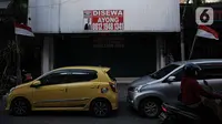 Suasana pertokoan yang dijual hingga disewakan akibat dampak pandemi Covid-19 di Kawasan Pasar Baru, Jakarta, Sabtu (14/8/2021). Pemerintah resmi menanggung Pajak Pertambahan Nilai (PPN) 10 persen atas sewa toko atau gerai para pedagang eceran (sewa toko bebas PPN).  (Liputan6.com/Faizal Fanani)