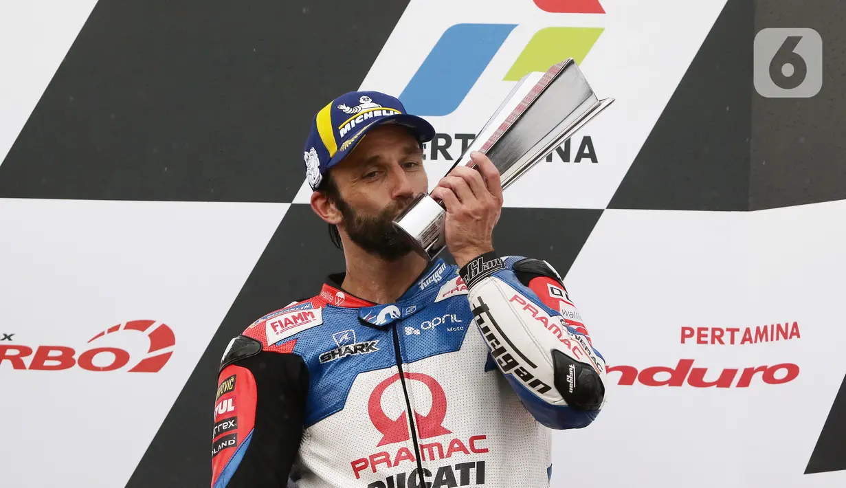 Pembalap MotoGP dari tim Pramac Racing, Johann Zarco mencium piala posisi ketiga Pertamina Mandalika International Street Sirkuit, NTB, Minggu (20/3/2022). Pembalap Red Bull KTM Factory Racing, Miguel Oliveira menempati posisi pertama MotoGP Mandalika 2022. (Liputan6.com/Helmi Fithriansyah)