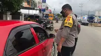 Kapolresta Mamuju, Kombes Pol Iskandar memeriksa kelangkapan surat kendaraan saat razia (Liputan6.com/Istimewa)