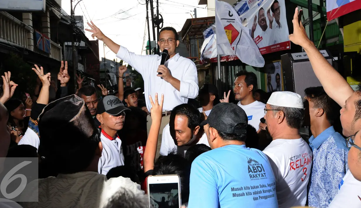 Calon Gubernur DKI Jakarta, Anies Baswedan (tengah) saat melakukan sosialisasi di Kota Bambu Utara, Jakarta, Rabu (21/12). Dihadapan pendukungnya, Anies memaparkan beberapa program jika terpilih pada Pilkada 2017. (Liputan6.com/Helmi Fithriansyah)