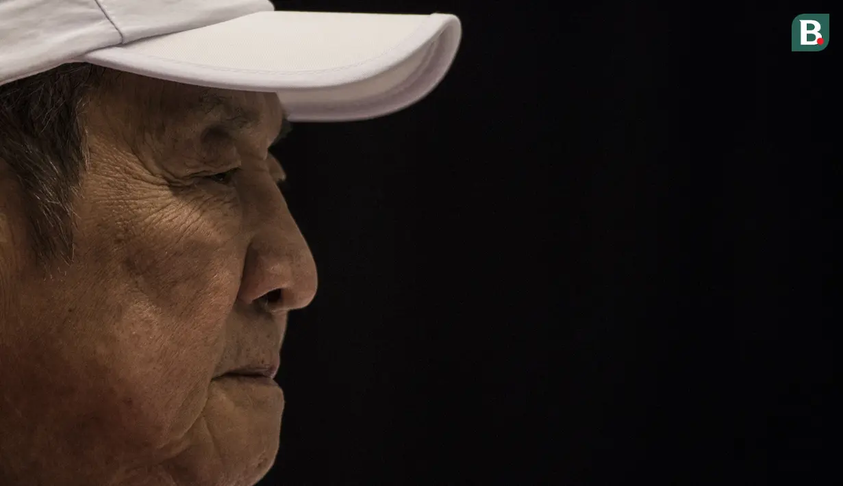 Atlet bridge Indonesia, Bambang Hartono, memberikan keterangan pers di JiExpo Kemayoran, Jakarta, Rabu (22/8/2018). Orang terkaya Indonesia itu optimis mampu sumbang medali emas Asian Games. (Bola.com/Vitalis Yogi Trisna)