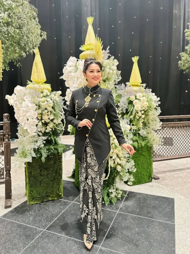 8 Potret Artis Pakai Kebaya di Ngunduh Mantu Al Ghazali-Alyssa, Tampil Anggun