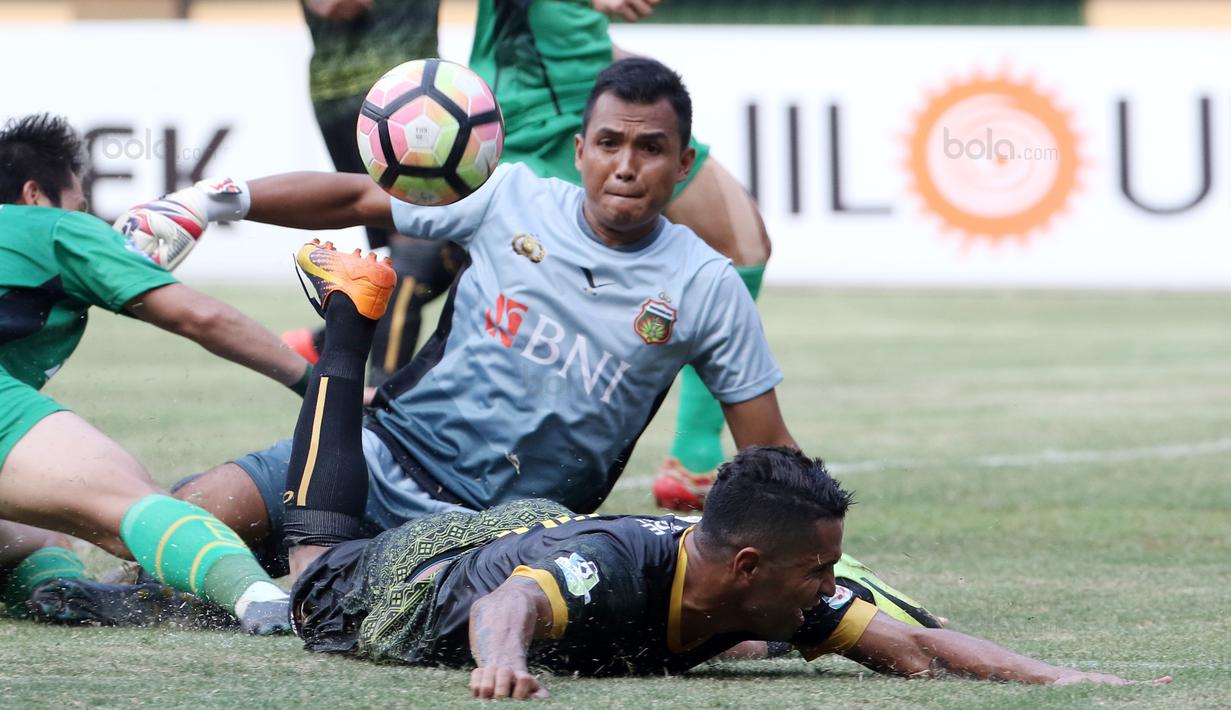 Pemain Sriwijaya FC, Alberto Goncalves (kanan) terjatuh saat berebut bola bola dengan kiper Bhayangkara FC pada lanjutan Liga 1 2017 di Stadion Patriot Bekasi, Minggu (20/8/2017). Bhayangkara menang 2-1. (Bola.com/Nicklas Hanoatubun)