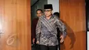 Terdakwa sekjen ESDM, Waryono Karno tiba untuk menjalani sidang lanjutan di Pengadilan TipIkor, Jakarta, Rabu (3/6/2015). Empat orang saksi dihadirkan diantaranya Dirjen Energi Baru dan Terbarukan Kementerian ESDM Rida Mulyana. (Liputan6.com/Helmi Afandi)