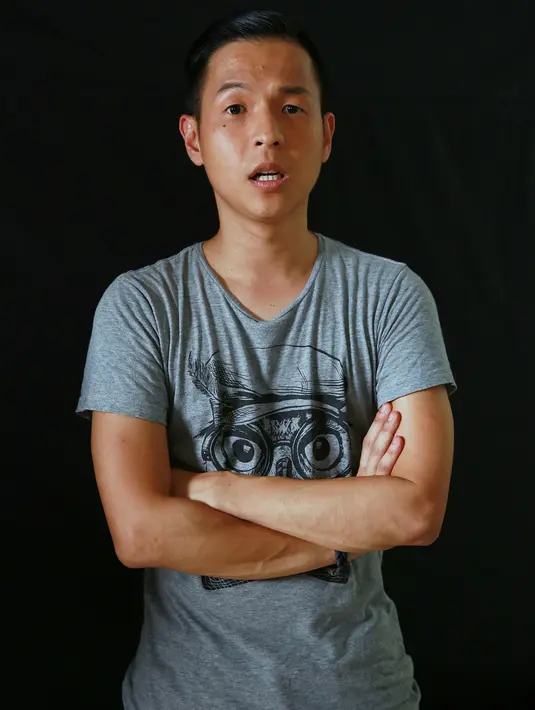 ‘Ngenest’ mengangkat kisah Ernest yang lahir di sebuah keluarga Cina dan besar di masa orde baru di mana terdapat diskriminasi terhadap etnis Cina. Ernest jadi bullyan teman-temannya hingga mencoba berbaur dengan orang pribumi. (Deki Prayoga/Bintang.com)