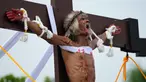 Wilfredo Salvador meringis setelah dia dipaku pada kayu salib saat memperagakan kembali penderitaan Yesus Kristus sebagai bagian dari ritual Jumat Agung di Desa San Pedro, Cutud, Provinsi Pampanga, Filipina, Jumat (7/4/2023). Penyaliban di kehidupan nyata, tradisi Jumat Agung berdarah yang ditolak oleh gereja Katolik, dilanjutkan di desa pertanian ini setelah jeda tiga tahun karena pandemi virus corona COVID-19. (AP Photo/Aaron Favila)
