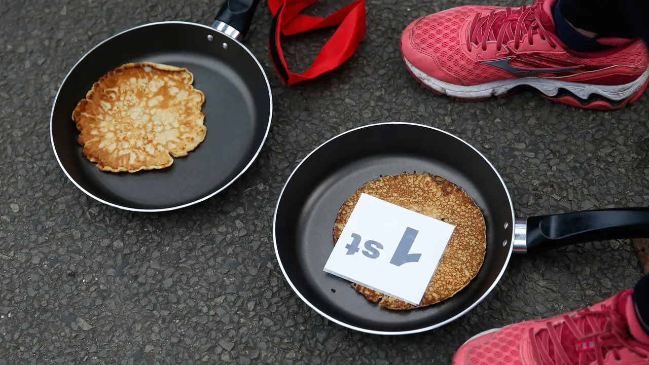 Menonton Serunya Lomba Lari Pancake di Inggris-AP