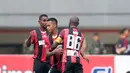 Pemain Persipura Jayapura, Osvaldo Haay merayakan gol bersama rekan setimnya saat melawan PS TNI pada lanjutan Liga 1 2017 di Stadion Patriot, Bekasi (4/11/2017). PS TNI menang 2-1. (Bola.com/Nick Hanoatubun)