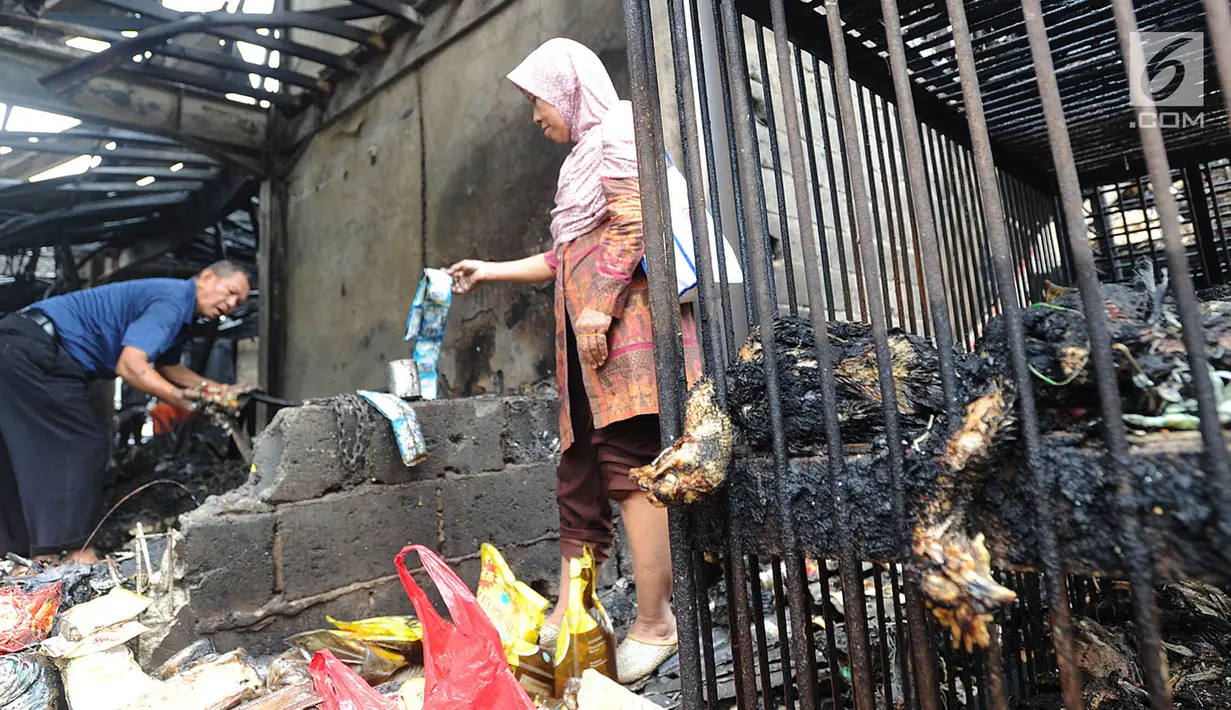 Pedagang mencari sisa barang dagangan usai kebakaran melanda Pasar Blok A Kebayoran Baru, Jakarta Selatan, Rabu (6/3). Sebanyak 25 mobil pemadam kebakaran dikerahkan untuk memadamkan si jago merah. (merdeka.com/Arie Basuki)