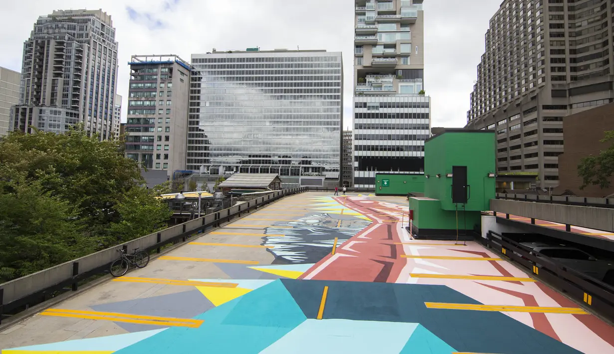 Mural terlihat di atap gedung dalam acara Yorkville Murals 2020 di Toronto, Kanada (29/8/2020). Dengan karya mural artistik dan implementasi aktivasi budaya, acara tahunan ini dimulai Jumat (28/8) hingga Minggu (30/8) sebagai perayaan seni publik dan gerakan mural kontemporer. (Xinhua/Zou Zheng)