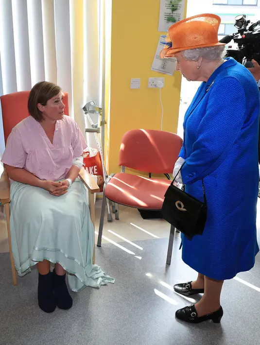 Ratu Elizabeth berbincang dengan Ruth Murrell yang putrinya, Emily (12), menjadi korban bom konser Ariana Grande, saat mengunjungi Rumah Sakit Anak Royal Manchester, Kamis (25/5). Ada 14 pasien yang dirawat di RS tersebut. (Peter Byrne/Pool via AP)