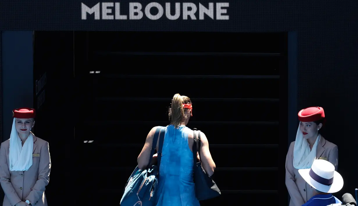 Petenis Rusia Maria Sharapova meninggalkan Rod Laver Arena setelah kalah atas Ashleigh Barty dari Australia pada babak keempat Australia Terbuka 2019 di Melbourne, Australia (20/1). Sharapova kalah 4-6 6-1 6-4. (AP Photo/Aaron Favila)