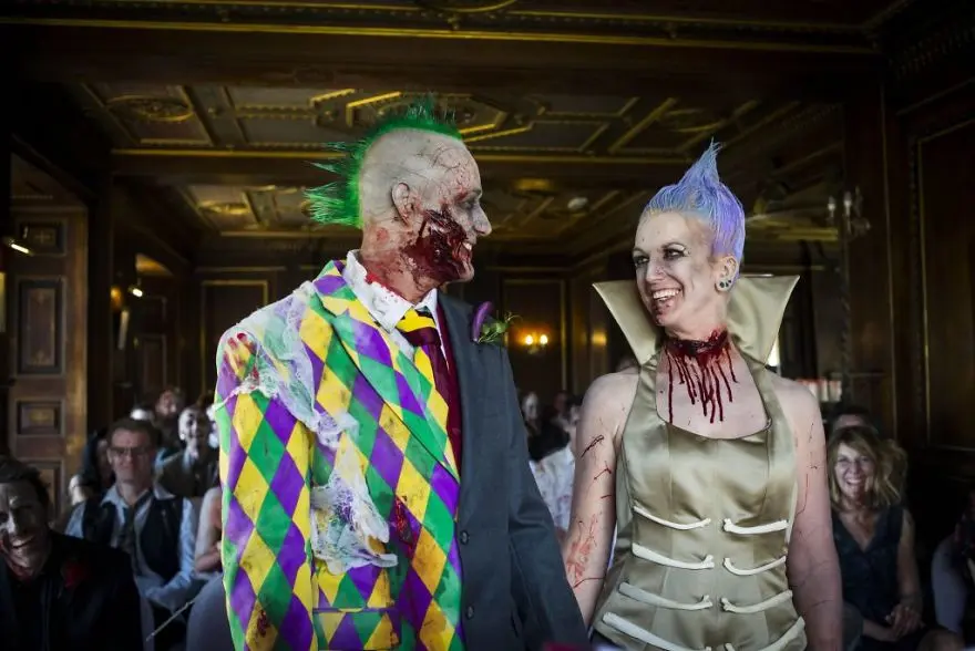 Pernikahan berteman Walking Death. Zombie, siapa takut? (Sumber foto: boredpanda.com)