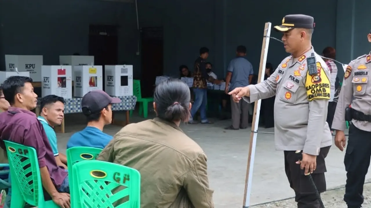 Kapolres Rokan Hulu AKBP Budi Setiyono berbincang dengan masyarakat yang mengantri menyalurkan hak pilih di tempat pemungutan suara.