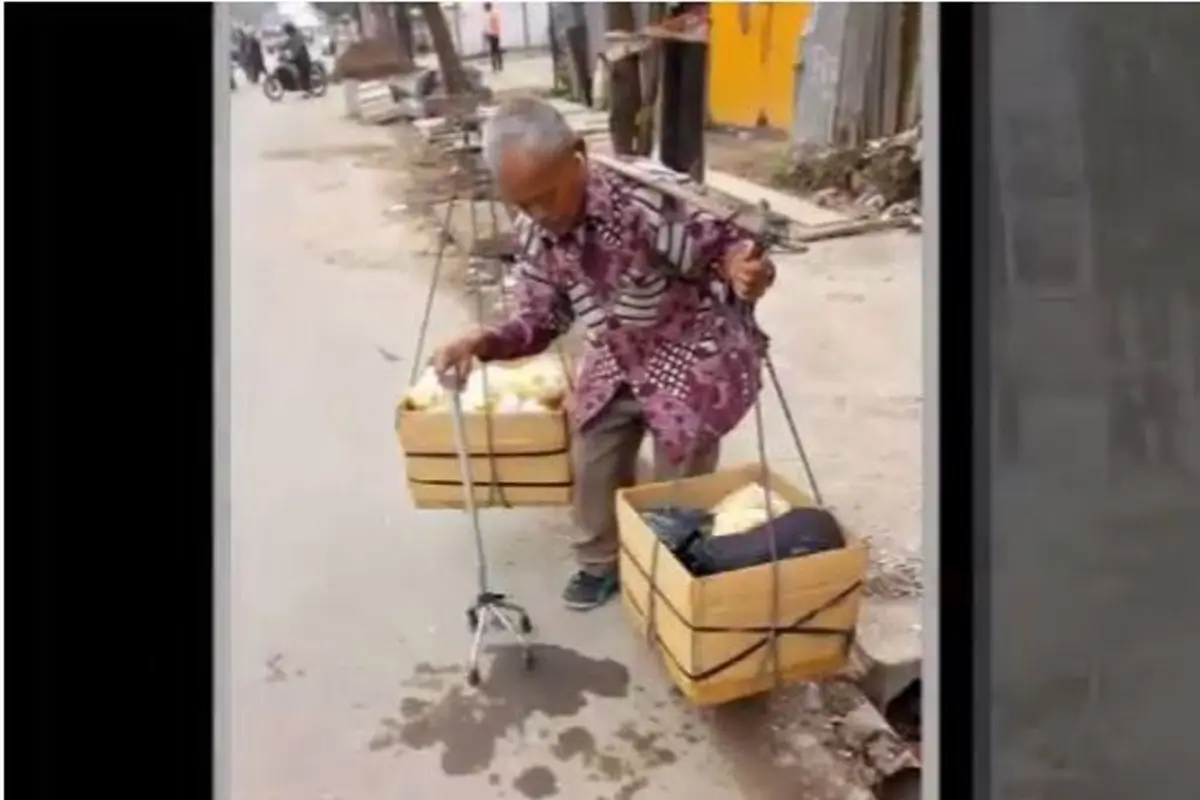 Perjuangan Kakek Bertongkat Jualan Keripik