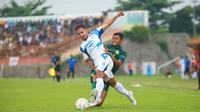 Gelandang PSIS Semarang, Gian Zola, saat berebut bola dengan pemain Persip Pekalongan pada pertandingan uji coba di Stadion Jenderal Hoegeng, Rabu (24/1/2024). (DOK PSIS)