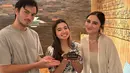 Di momen manis lainnya terlihat Rizky Nazar dan Syifa Hadju memberikan kejutan di hari ulang tahun Rizkina Nazar. [Foto: Instagram/rizkinanazarr]