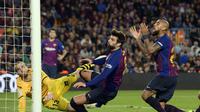 Gerard Pique dan Arturo Vidal gagal memanfaatkan peluang emas di mulut gawang Real Betis laga lanjutan La Liga 2018/19 yang berlangsung di stadion Camp Nou. Barcelona kalah 3-4. (AFP/Josep Lago)