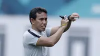 Pelatih Timnas Indonesia, Bima Sakti, memberikan arahan saat sesi latihan di Stadion Wibawa Mukti, Jawa Barat, Sabtu (3/11). Latihan ini merupakan persiapan jelang Piala AFF 2018. (Bola.com/M Iqbal Ichsan)