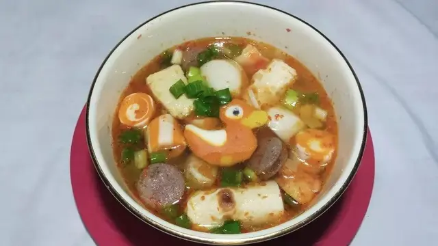 Resep steamboat kuah tom yum ala rumahan setelah bakaran di malam Tahun Baru 2023. (dok. Cookpad @Hastuti)
