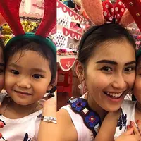 Penyanyi dangdut Ayu Ting Ting mengaku kalah dengan anaknya, Bilqis Khumairah Razak. Putrinya yang pada bulan Desember mendatang genap empat tahun, suka ke salon dan suka berdandan. (Instagram/ayutingting92)