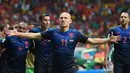 Pemain depan Belanda, Arjen Robben melakukan selebrasi usai menjebol gawang Spanyol yang dikawal Iker Casillas di laga perdana Grup B di Fonte Nova Arena, Salvador, Brasil, (14/6/2014). (AFP PHOTO/Damien Meyer)