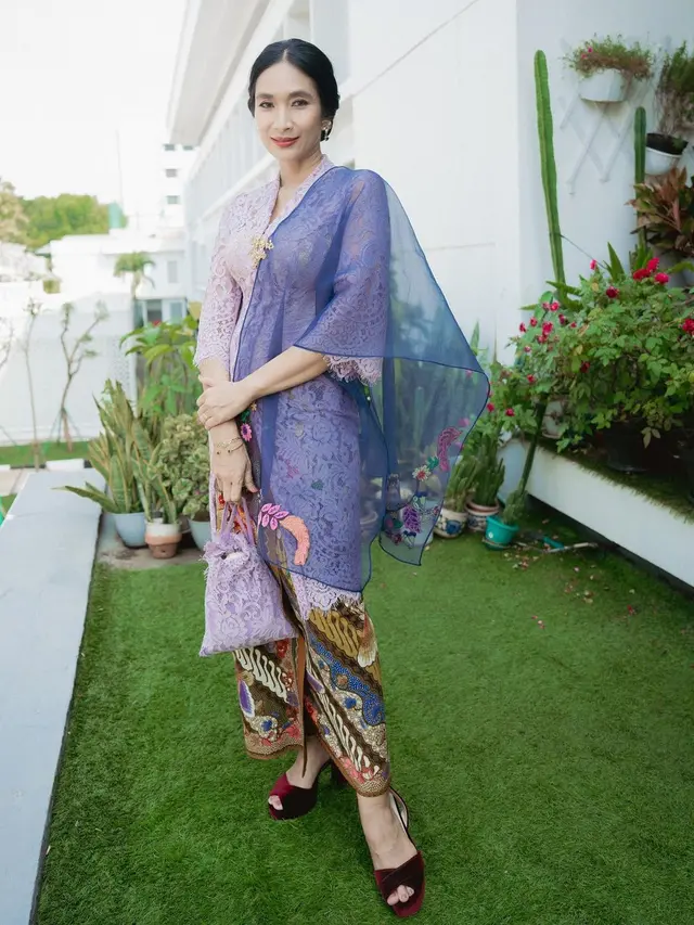 Ide outfit kebaya artis