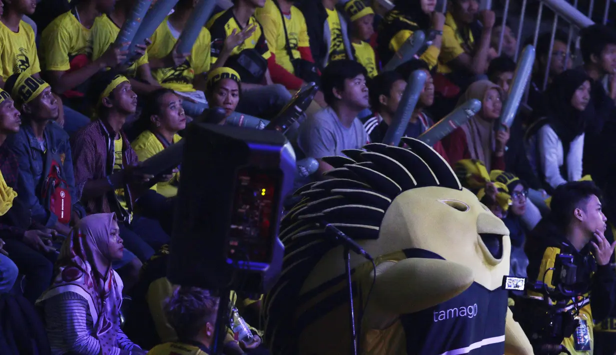 Suporter dari tim e-Sports, Onic, memberikan dukungan pada Grand Final Turnamen Mobile Legends: Bang Bang Profesional League (MPL) Indonesia Season 3 di Britama Arena, Jakarta, Jumat (3/5). Onic menang 3-0 atas Louvre. (Bola.com/Vitalis Yogi Trisna)