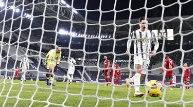 Pemain Juventus Federico Chiesa (kanan) mencetak gol ke gawang SPAL pada pertandingan perempat final Coppa Italia di Allianz Stadium, Turin, Italia, Rabu (27/1/2021). Juventus meraih tiket semifinal Coppa Italia usai membantai SPAL 4-0. (Fabio Ferrari/LaPresse via AP)