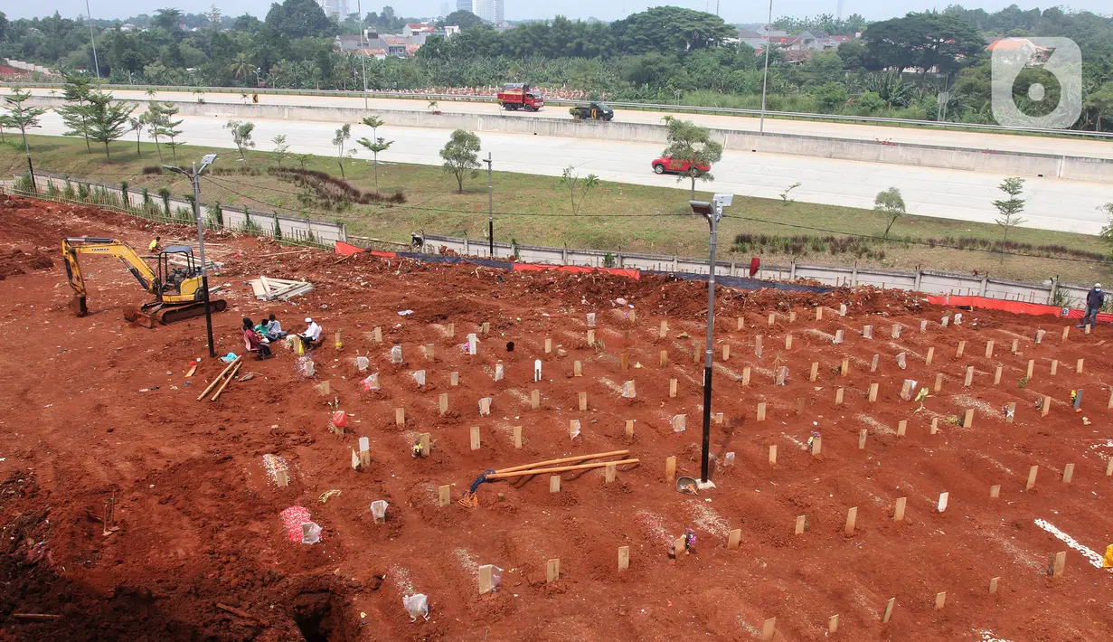 Suasana sepi pemakaman khusus Covid-19 di TPU Jombang, Tangerang Selatan, Selasa (24/8/2021). Setelah mengalami lonjakan kasus kematian akibat covid-19 yang cukup signifikan pada Juli 2021 lalu, TPU Jombang mengalami penurunan dalam dua pekan terakhir. (merdeka.com/Arie Basuki)
