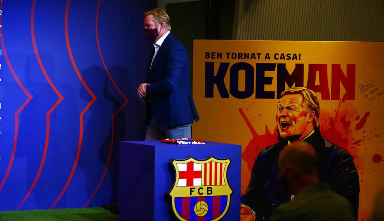 Pelatih baru Barcelona, Ronald Koeman, saat tiba di lokasi acara perkenalan di Barcelona, Rabu (20/8/2020).  Koeman resmi menjadi pelatih Barcelona untuk dua tahun kedepan. (AP/Joan Monfort)