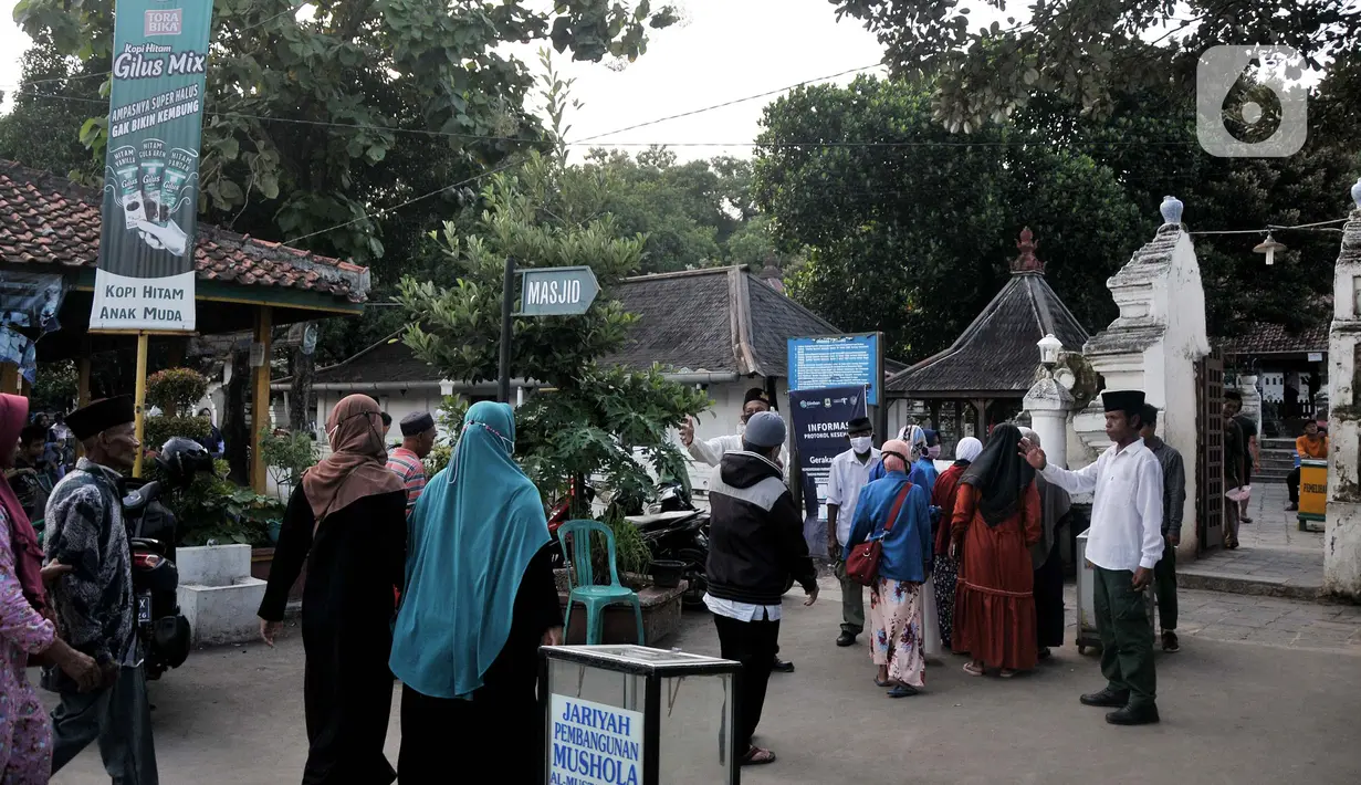 Peziarah berdatangan ke makam Sunan Gunung Jati di Cirebon, Jawa Barat, Kamis (31/3/2022). Makam Sultan Syarif Hidayatullah atau Sunan Gunung Jati merupakan salah satu lokasi yang ramai didatangi para peziarah sebagai tradisi jelang bulan suci Ramadhan. (merdeka.com/Iqbal S. Nugroho)