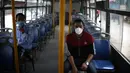 Penumpang mengenakan masker di sebuah bus di Kathmandu (16/7/2020). Beberapa perusahaan angkutan umum di Lembah Kathmandu sudah mulai mengoperasikan kembali rute mereka untuk pertama kalinya dalam hampir empat bulan setelah menerima persyaratan operasional dari pemerintah. (Xinhua/Sulav Shrestha)