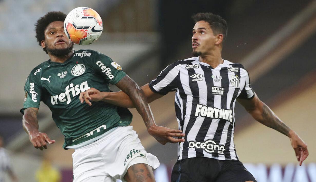 Pemain Palmeiras, Luiz Adriano, berebut bola dengan pemain Santos, Lucas Verissimo, pada laga final Copa Libertadores di Stadion Maracana, Minggu (31/1/2021). Palmeiras menang dengan skor 1-0. (Ricardo Moraes/Pool via AP)