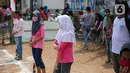Anak-anak bersiap mengikuti lomba menangkap belut dengan menerapkan protokol Kesehatan di kawasan Pondok Cabe IV, Tangerang Selatan, Senin (17/8/2020). Lomba tersebut digelar untuk menyemarakkan HUT ke-75 Kemerdekaan Republik Indonesia. (merdeka.com/Faizal Fanani)
