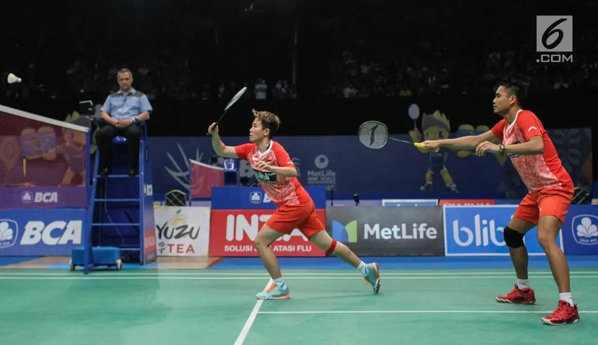 Ganda Campuran Indonesia, Liliyana Natsir berusaha memukul kok saat laga melawan Tan Kian Meng/Lai Pei Jing (Malaysia) di perempat final Indonesia Open 2017 di Jakarta, Jumat (16/6). Tontowi/Liliyana menang 21-18 21-16. (Liputan6.com/Faizal Fanani)