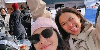 Dalam foto-foto yang dibagikan, terlihat bagaimana Naysila dan Nana menikmati momen bermain ski bersama. Mereka tampak santai dan penuh tawa, dengan latar pemandangan bersalju yang memesona. Meski suhu sangat dingin, gaya mereka tetap effortlessly chic dan fresh. [@naymirdad].
