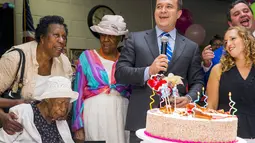 Susannah Mushatt Jones (duduk) yang dikenal sebagai "Miss Susie" saat merayakan ulang tahun ke-116 bersama keluarga di Brooklyn borough, New York, 7 Juni 2015. Miss Susie dinobatkan sebagai wanita tertua di dunia. (REUTERS/Lucas Jackson)